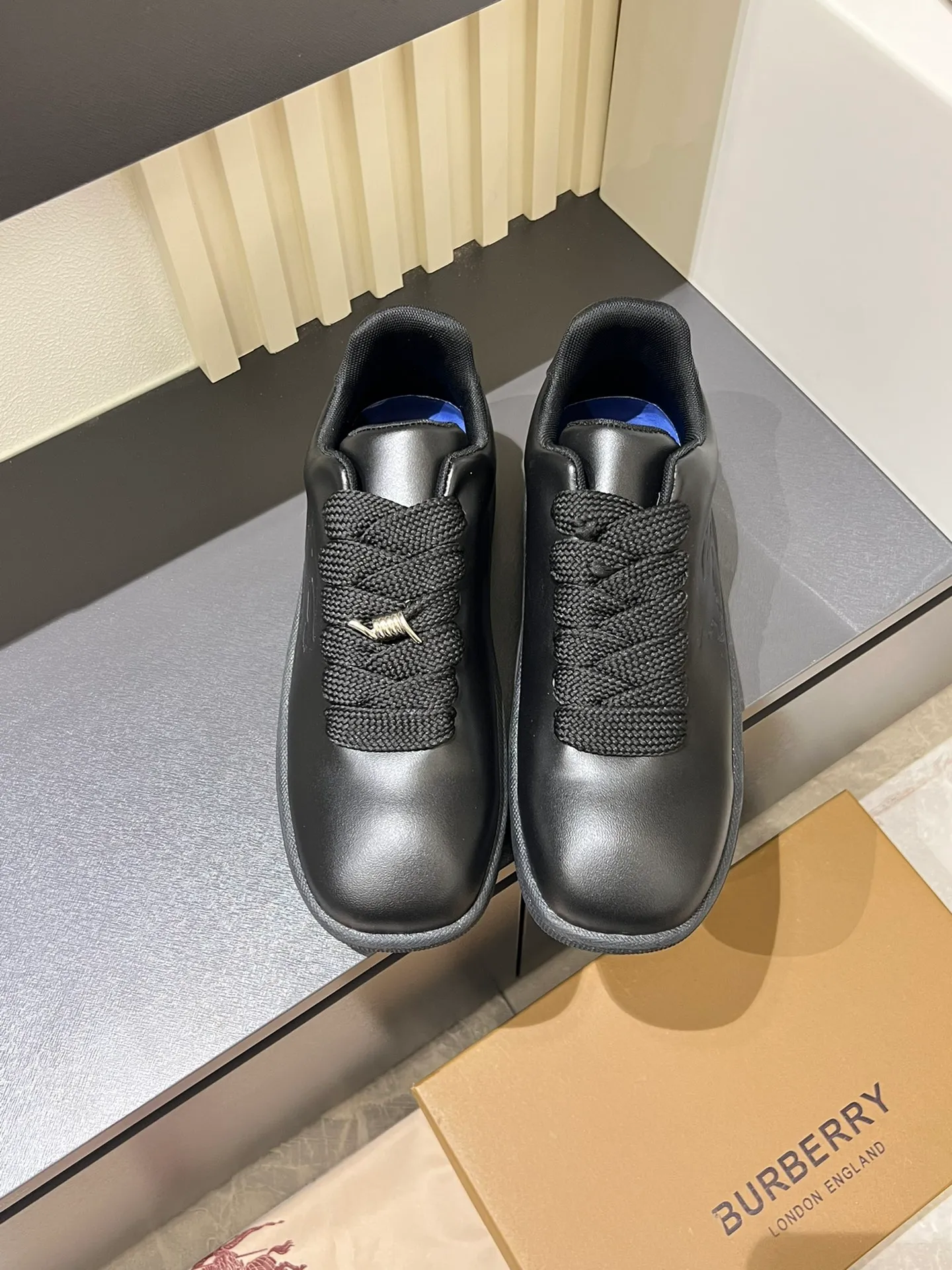 Men's shoes 💰p400 "Burberr*" new thick-soled men's casual sports shoes, cool sneakers and bread shoes, originally purchased and developed, the top version of the Box series sports shoes, made of smooth calfskin fabric, embellished with embossed Equestrian Knight logo (EKD). Made of mesh lining, the laces are decorated with metal coils, the rubber soles are decorated with the Burberry letter logo, and the original molded 3.5CM two-color T men's shoes 💰pU outsole! Male 38-44 (45 customized)